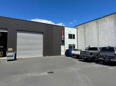 Large Unit with Consented Mezzanine
