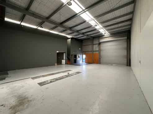 Large Unit with Consented Mezzanine