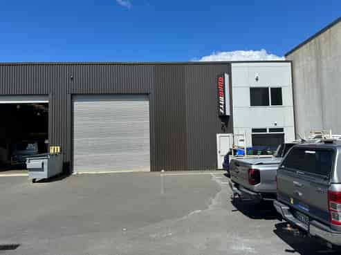 Large unit with consented mezzanine