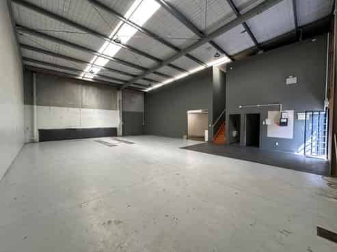 Large unit with consented mezzanine