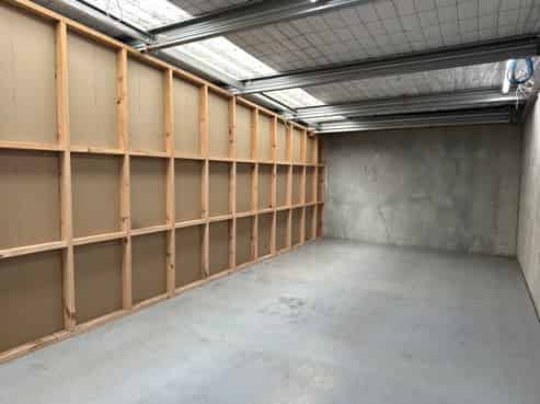 Large unit with consented mezzanine