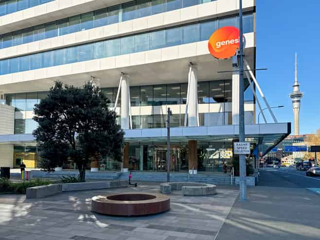 Find a dedicated desk in Regus 155 Fanshawe Street