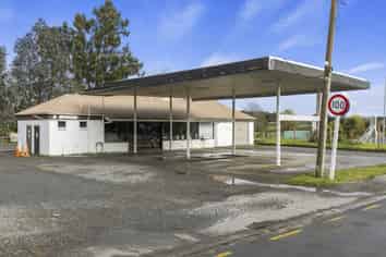 High profile retail/workshop on SH1 