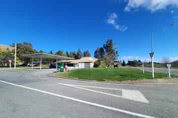 High profile retail/workshop on SH1 