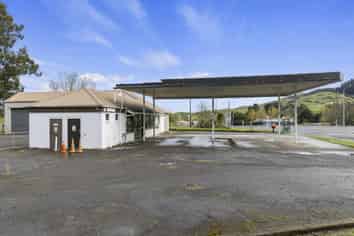 High profile retail/workshop on SH1 