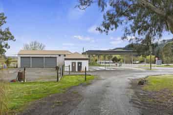 High profile retail/workshop on SH1 