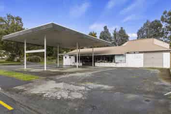 High profile retail/workshop on SH1 