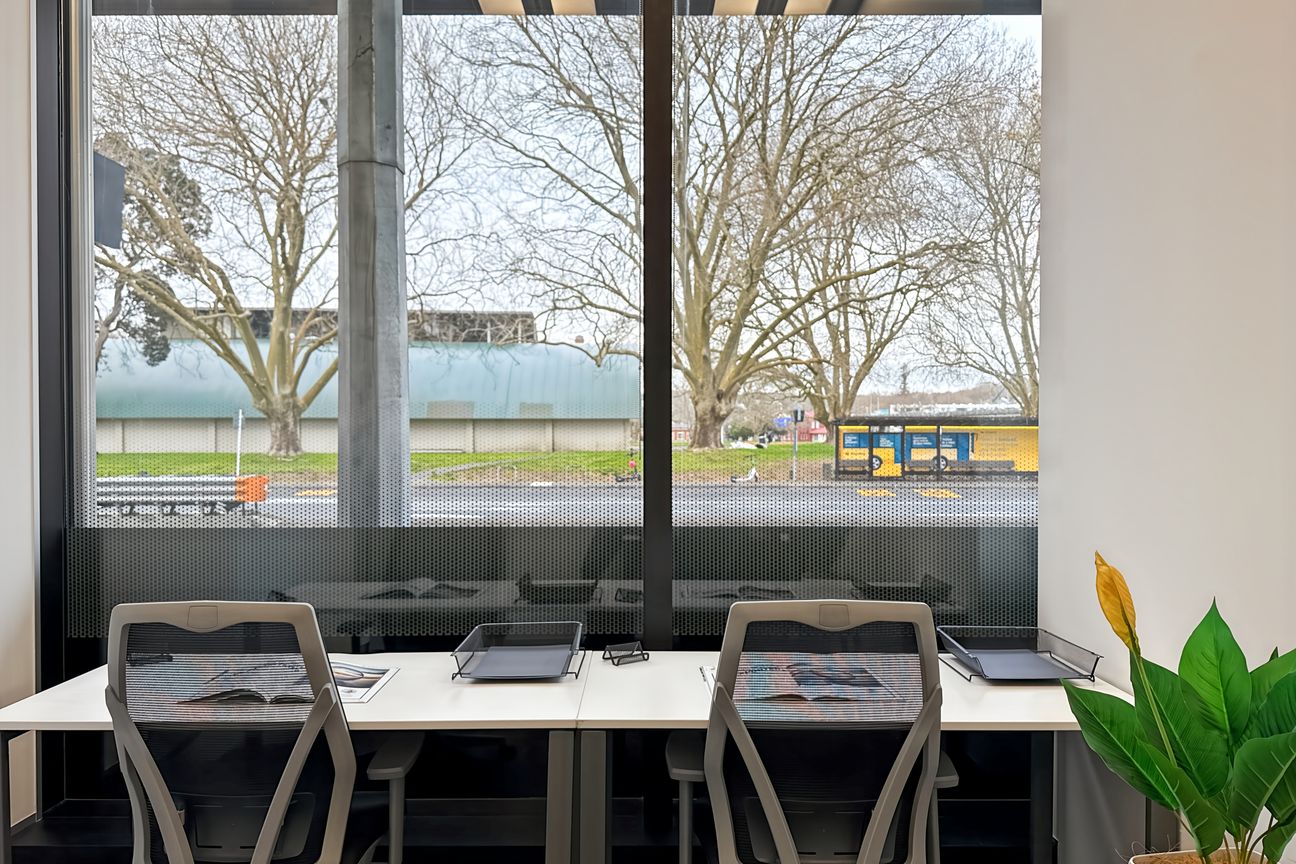Productive workspace for 3 in 155 Fanshawe Street - Widok 3