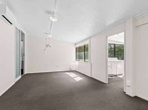 Light and bright office space for lease
