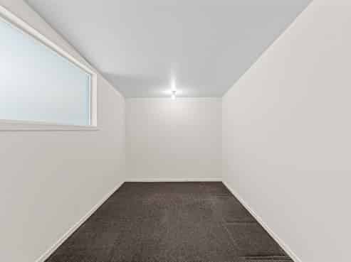 Light and bright office space for lease