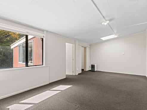 Light and bright office space for lease