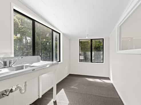 Light and bright office space for lease