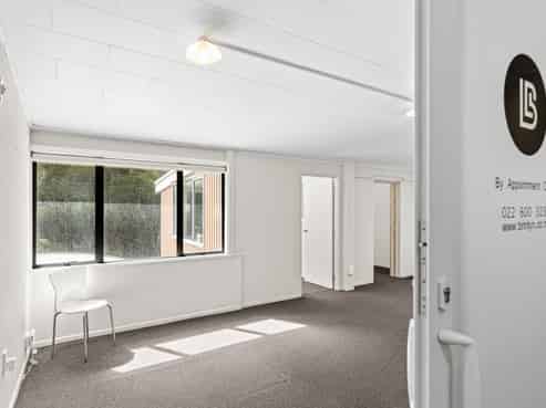 Light and bright office space for lease