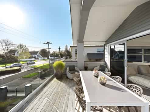 900 River Road, Queenwood