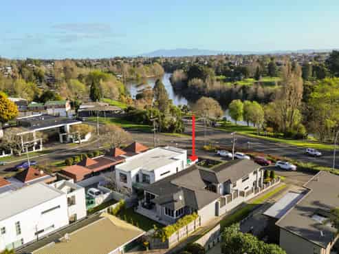 900 River Road, Queenwood