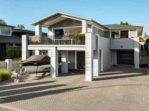 900 River Road, Queenwood