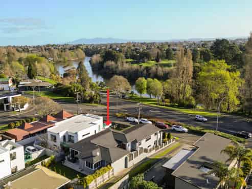 900 River Road, Queenwood