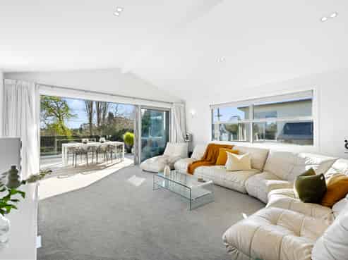 900 River Road, Queenwood