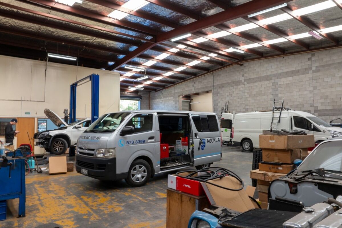 Well Located Industrial Warehouse - 830m² - Veel