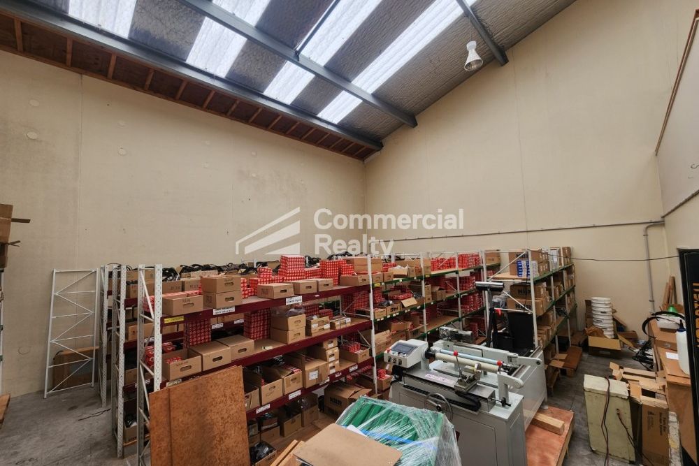 Warehouse + Office/accommodation In Prime Location - Aanzicht 2