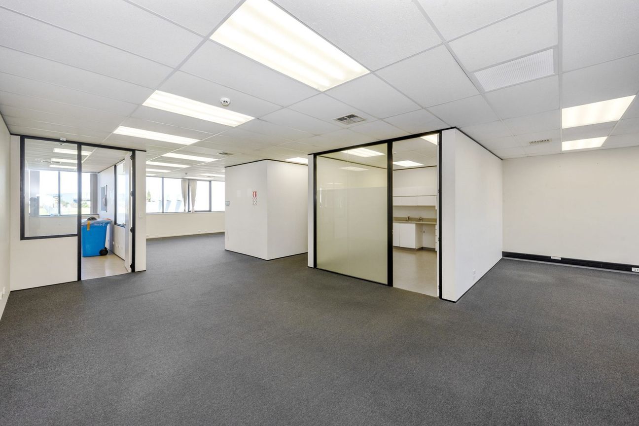 The complete Rosebank package: warehouse + office - Mai multe