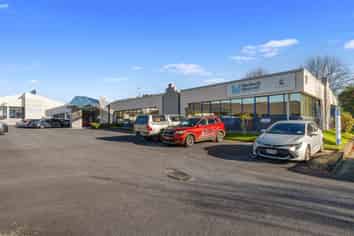 Offices with great parking suit owner occupier/investor