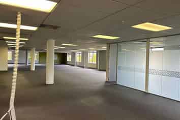 Large partitioned floor with deck 