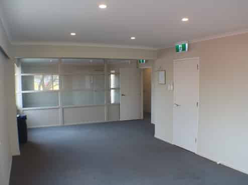 ATTRACTIVE & SUNNY TERRACE END OFFICES