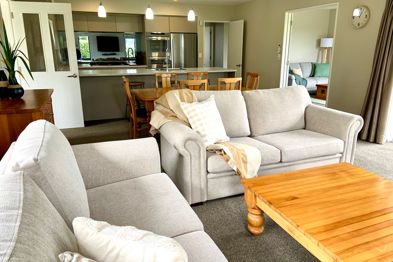 Fully Furnished Spacious Immaculate Family Home in Private Location! - Ansicht 4