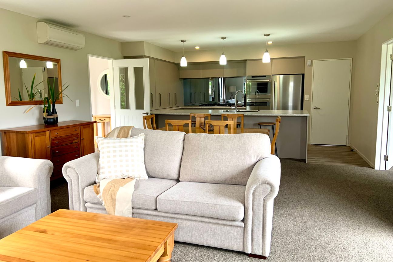 Fully Furnished Spacious Immaculate Family Home in Private Location! - Ansicht 3