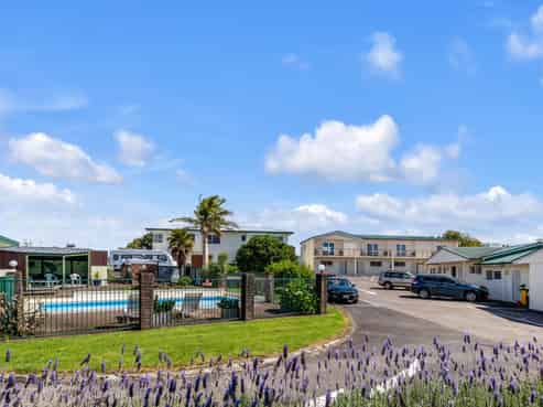Superior motel on expansive site for sale