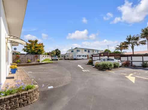 Superior motel on expansive site for sale
