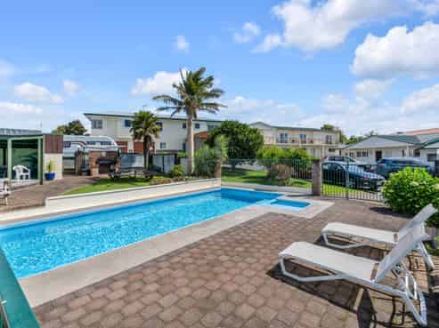 Superior motel on expansive site for sale