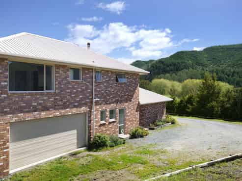 183 Pretty Bridge Valley Road, Wakefield