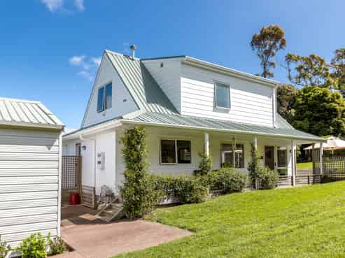 11 Waiata Road, Onetangi