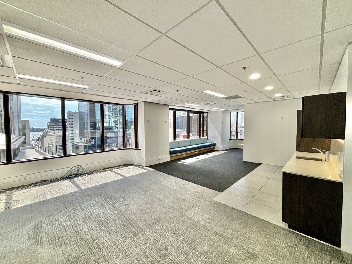 High quality fitted suite on Queen Street