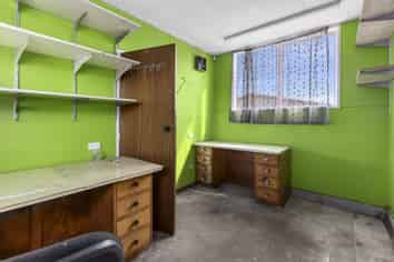 Shed and yard- vacant possession