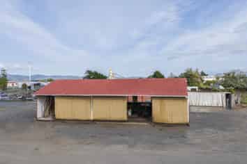 Shed and yard- vacant possession