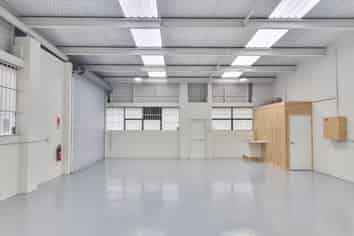 AFFORDABLE REFURBISHED VACANT 110M² UNIT
