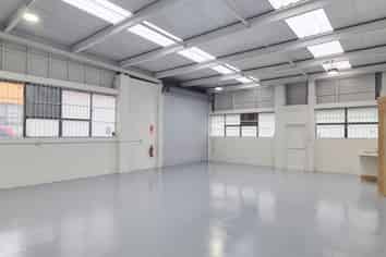 AFFORDABLE REFURBISHED VACANT 110M² UNIT
