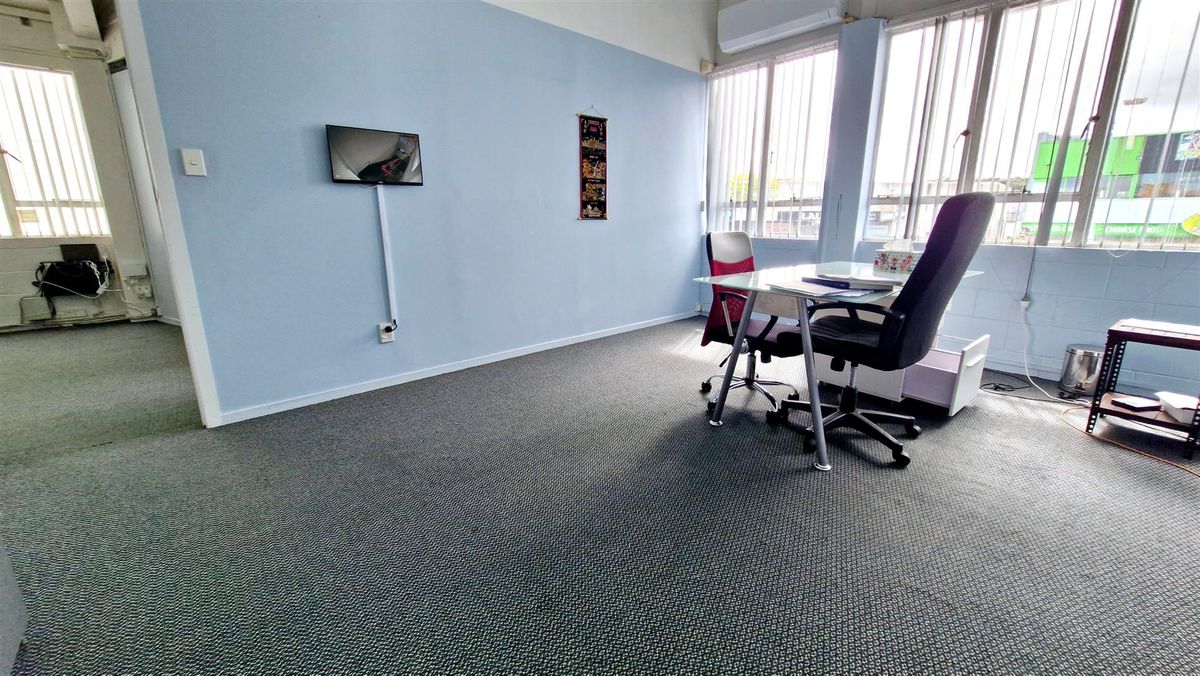 Spacious Office with Parking Included - Ansicht 3