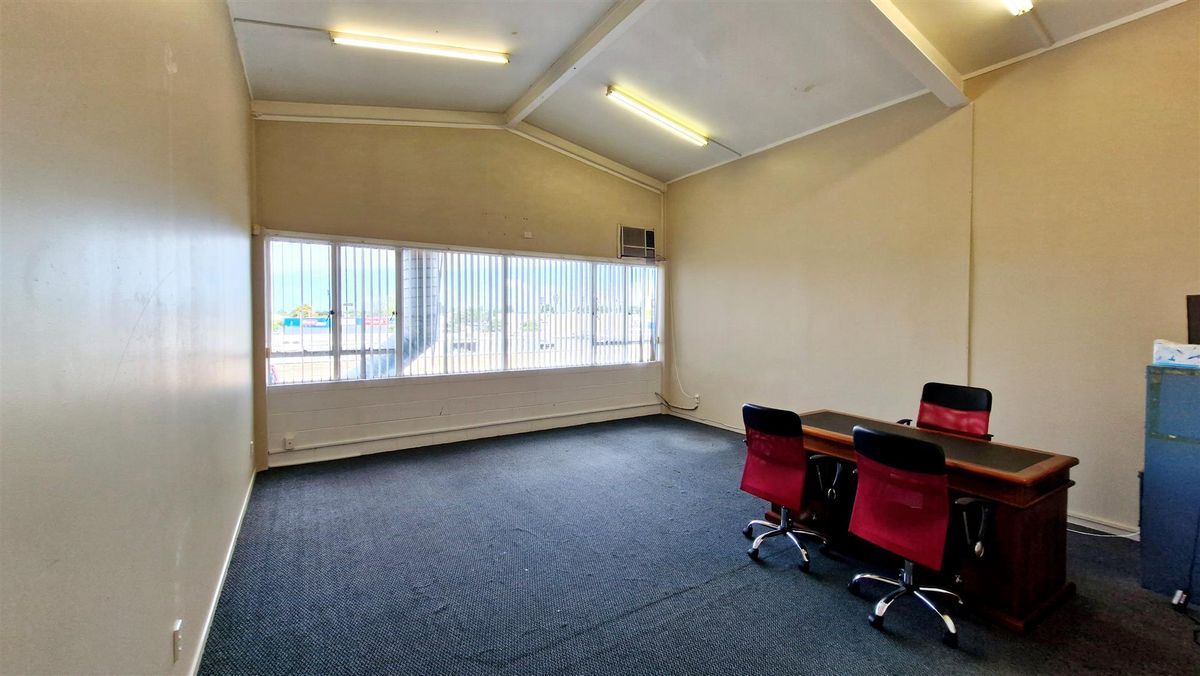 Spacious Office with Parking Included - Ansicht 5