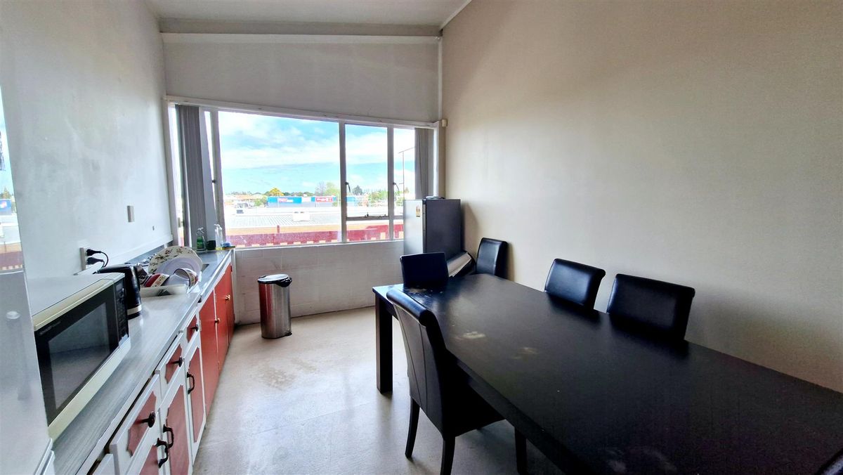 Spacious Office with Parking Included - Ansicht 6