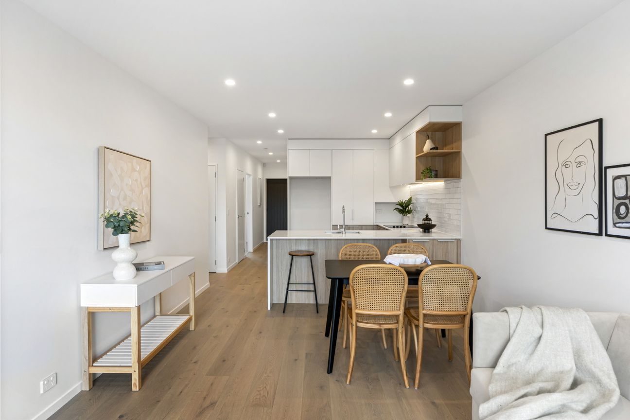 Last G/F corner unit $969,000 with 2 OSP. - Więcej