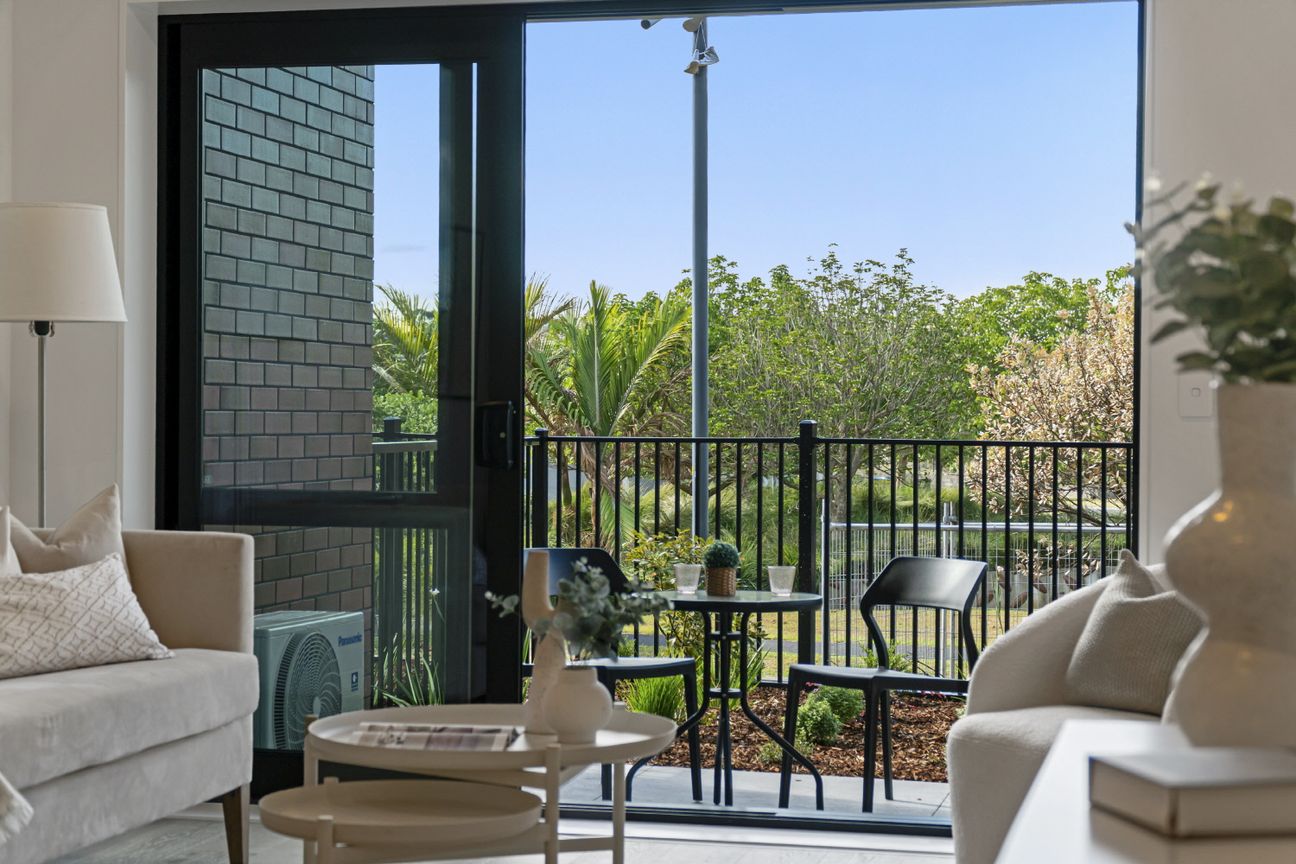 Last G/F corner unit $969,000 with 2 OSP. - Widok 2