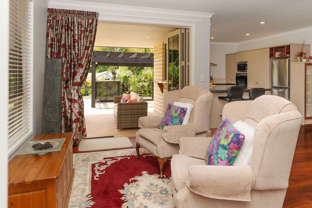 LOW MAINTENANCE, BEAUTIFUL GARDENS, WALK TO TOWN - Vista 6