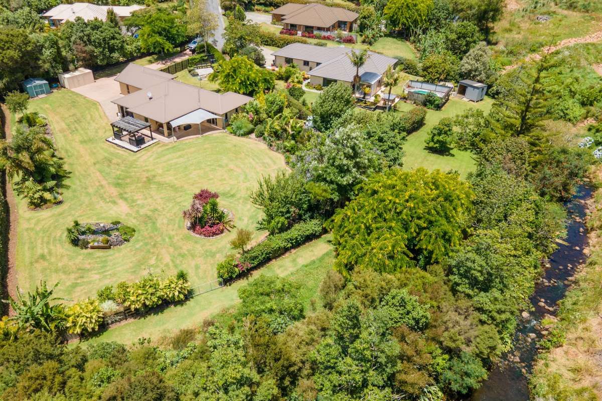 LOW MAINTENANCE, BEAUTIFUL GARDENS, WALK TO TOWN - Vista 4