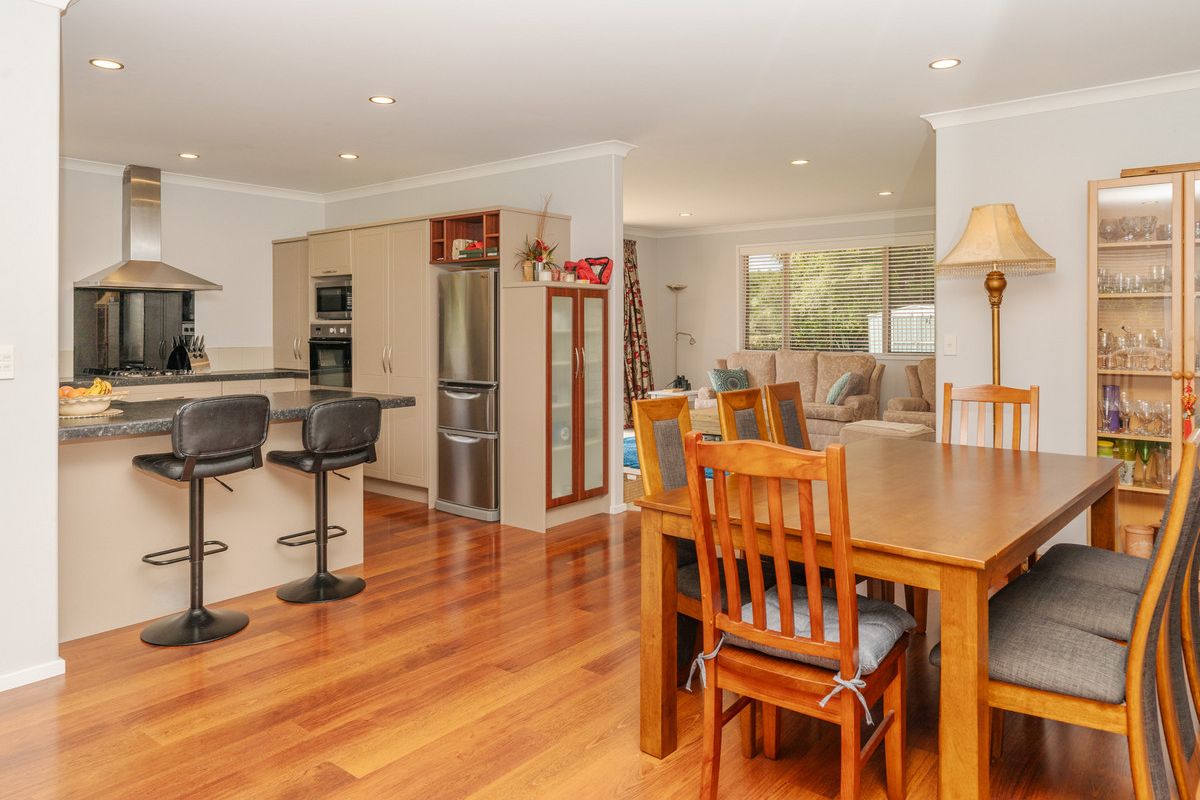 LOW MAINTENANCE, BEAUTIFUL GARDENS, WALK TO TOWN - Vista 3