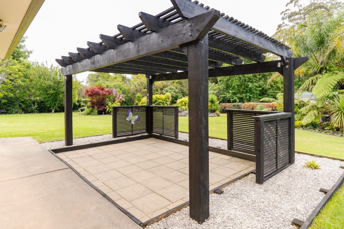 LOW MAINTENANCE, BEAUTIFUL GARDENS, WALK TO TOWN - Vista 2