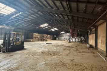 Industrial warehouse with exclusive yard